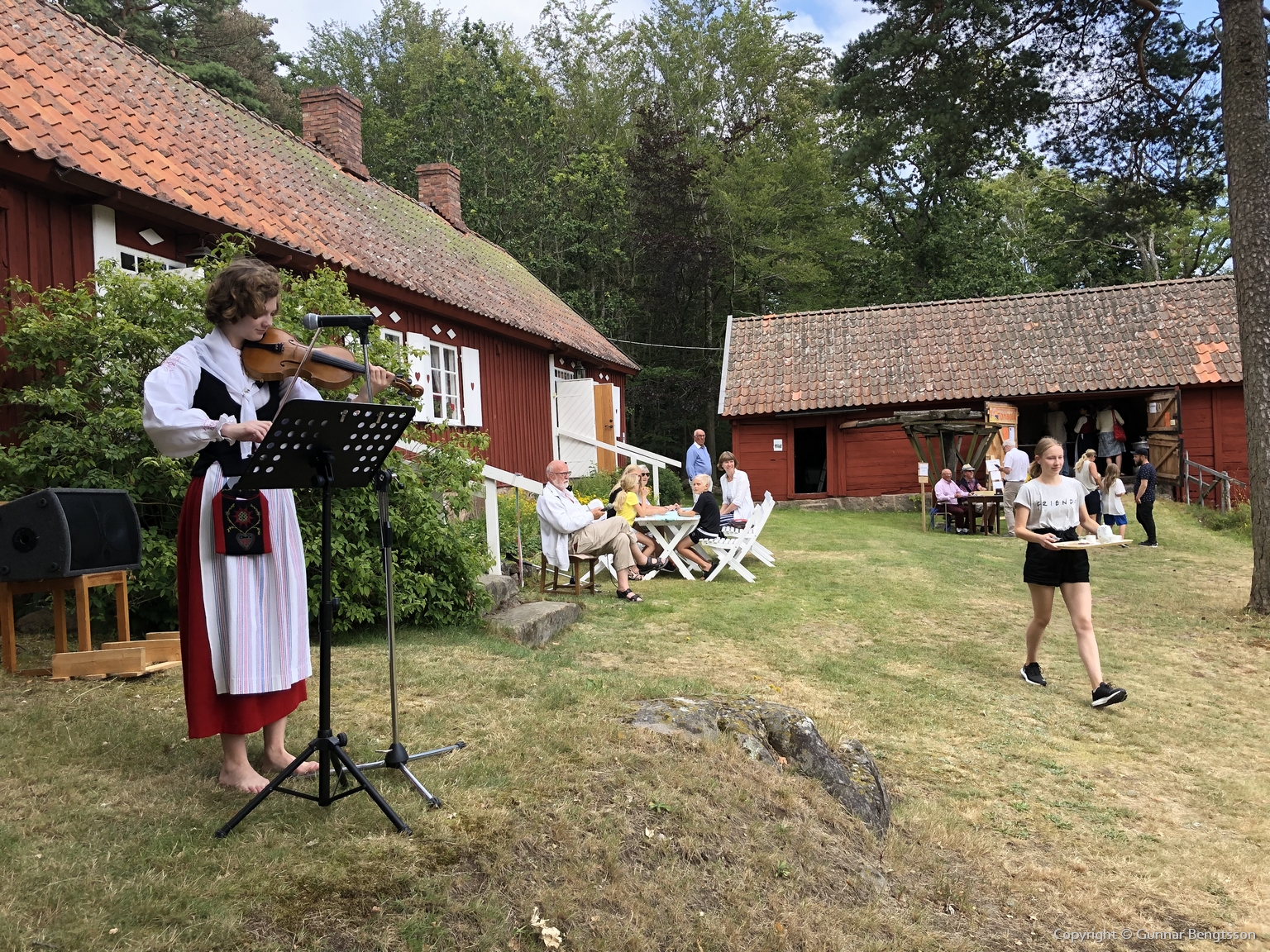 Första söndagen underhöll Oline Ovik på violin och berättade intressant om musiken.